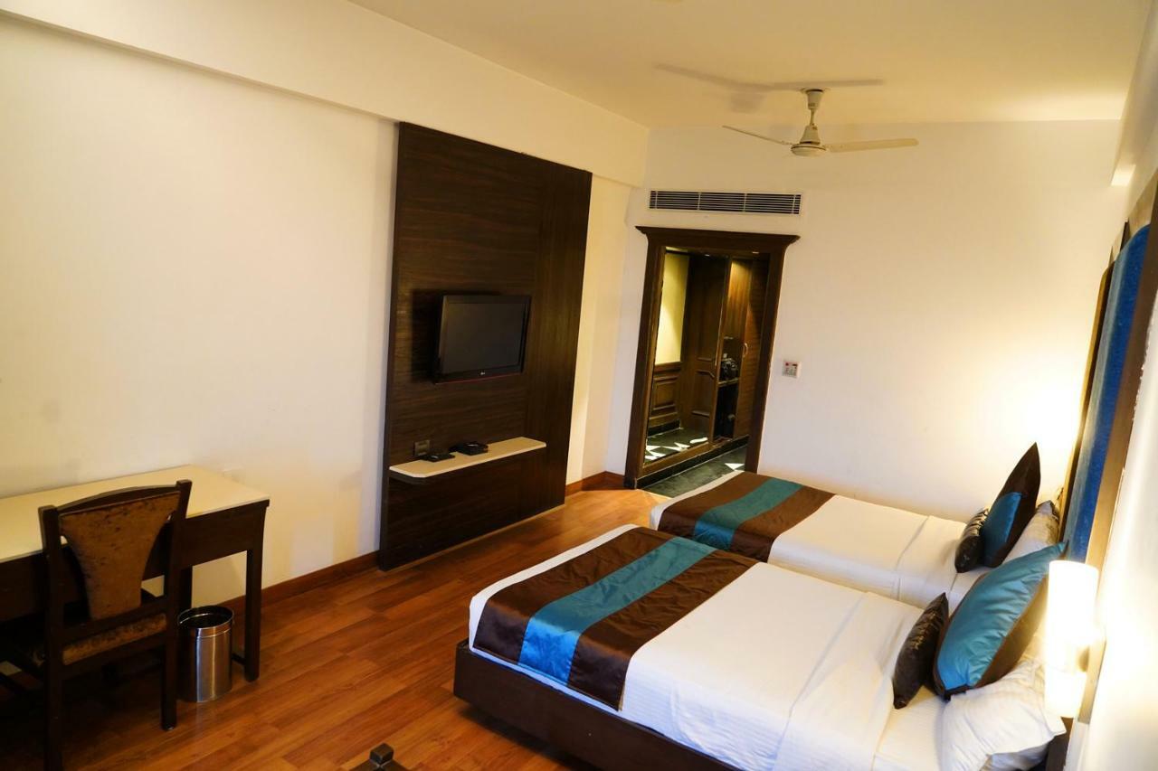 Hotel Park Grand Chandīgarh Exterior foto